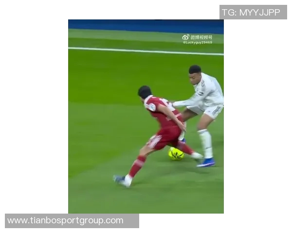 姆巴佩精彩过人遭对手推倒主裁对其进行严厉教育引发热议