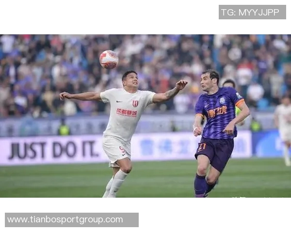 巴西街头偶遇前国脚艾克森身材依旧出众引发网友热议